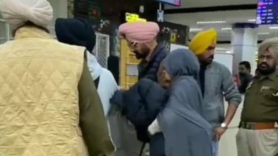 Punjabi singer Sidhu Moosewala parents left for UK from Chandigarh airport
