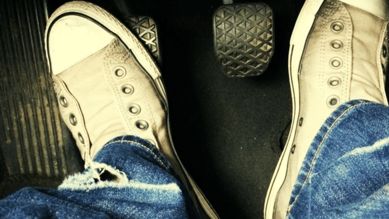 Do not make these six mistakes while driving manual transmission car