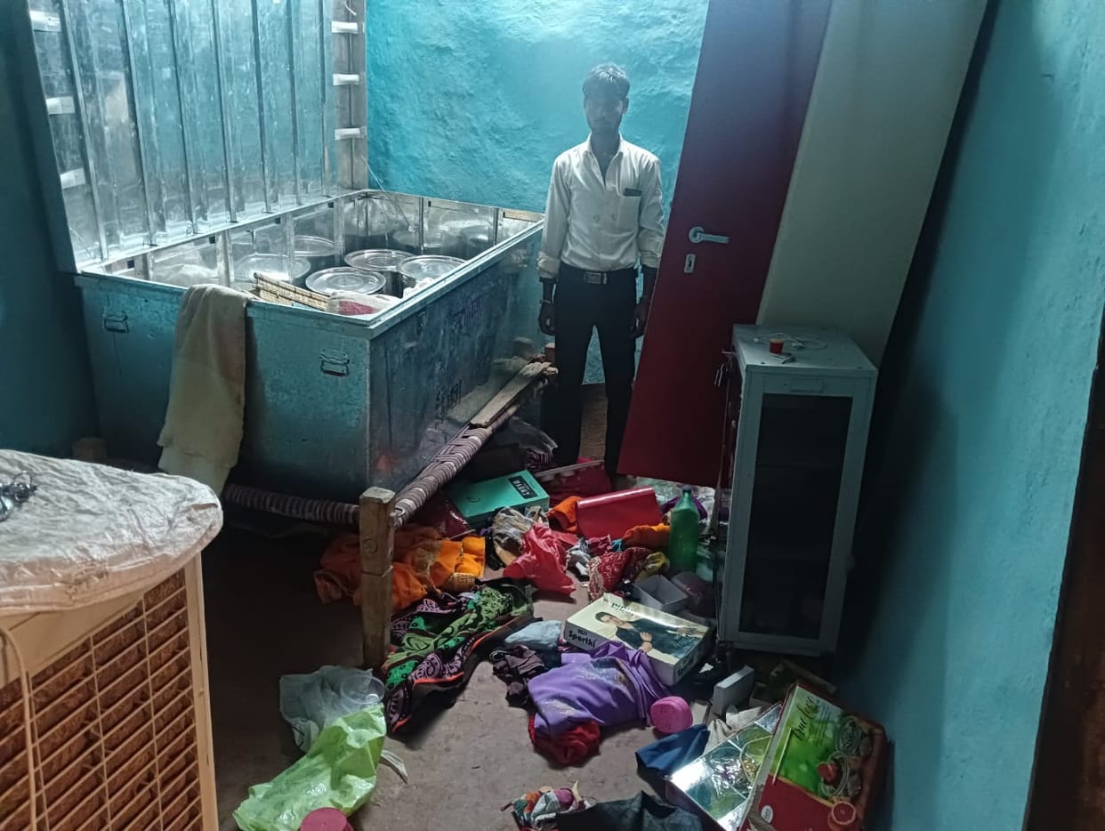 Banda: Thieves stole cash and goods from two houses