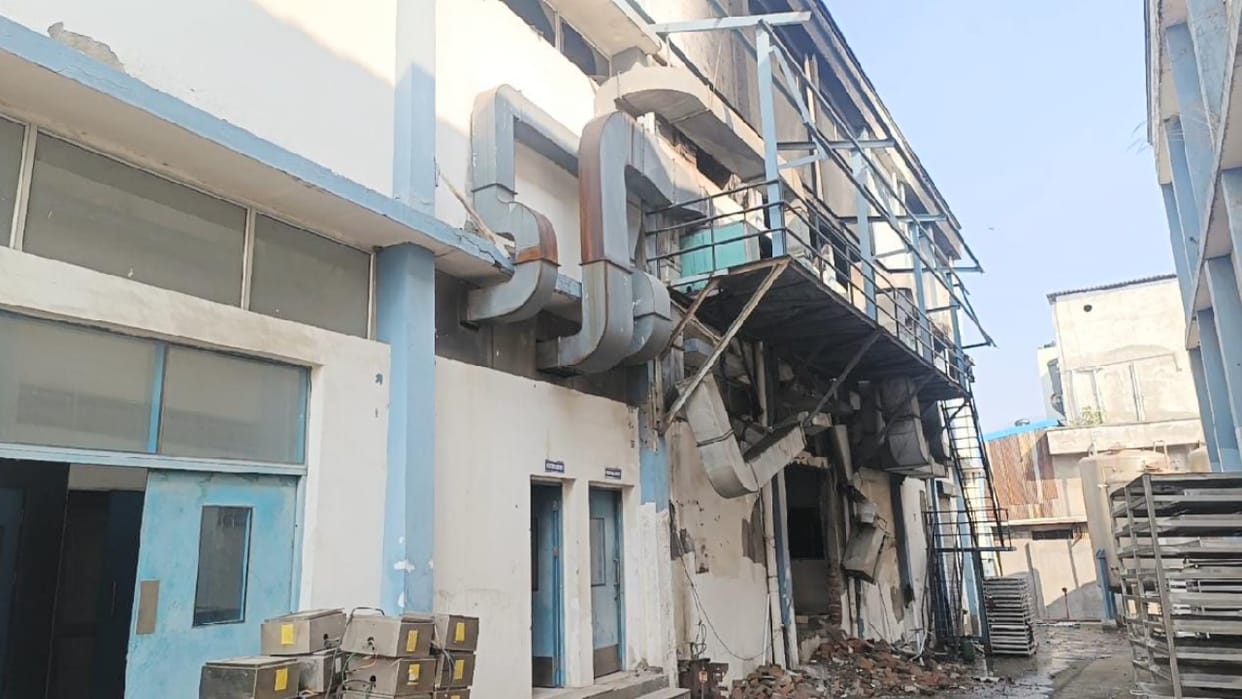 Fire broke out in a closed company, goods worth one lakh rupees burnt