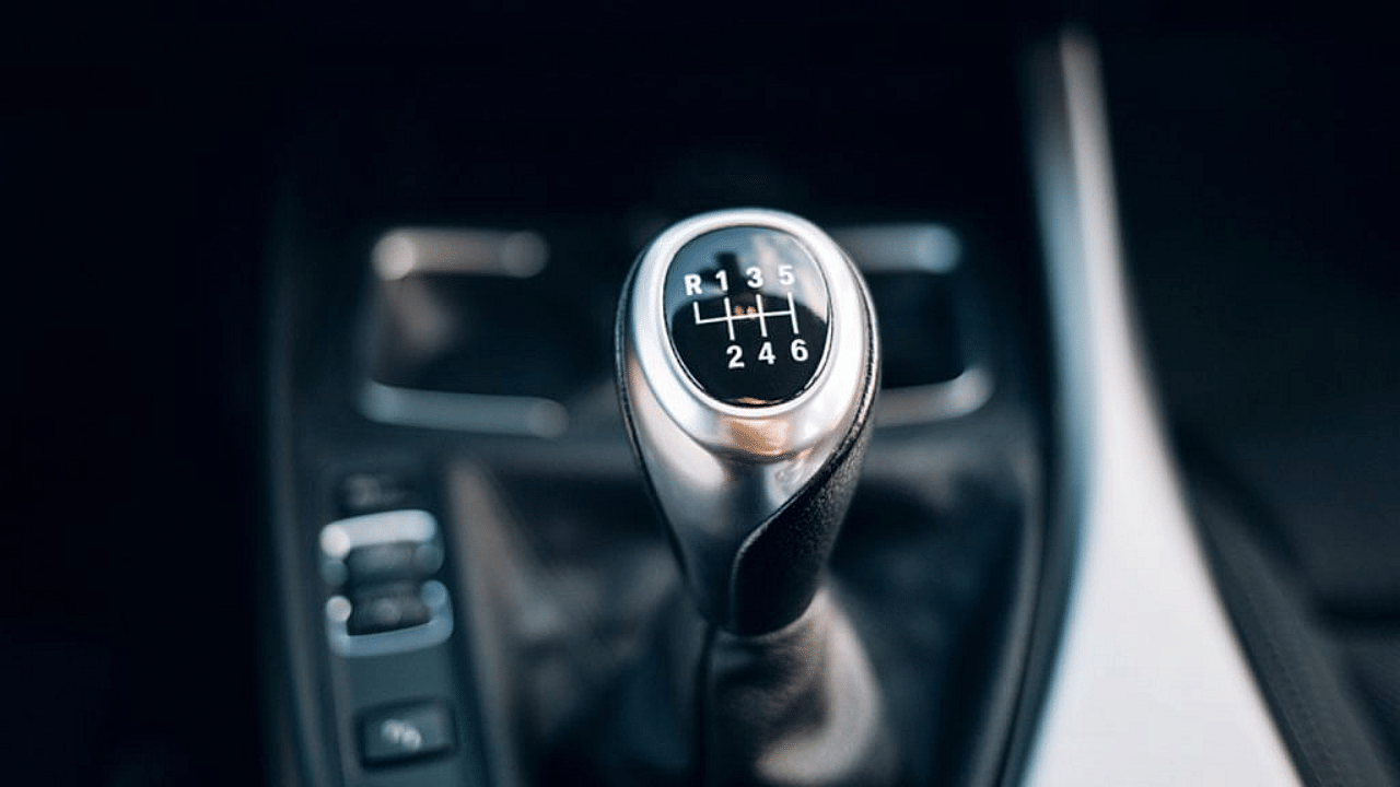 Do not make these six mistakes while driving manual transmission car