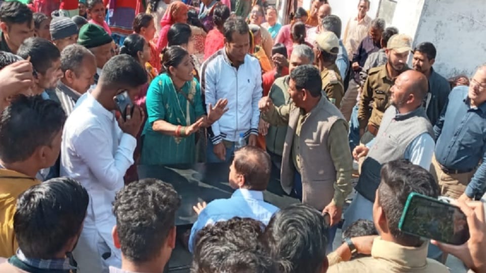 Tigress death case: villagers  hostage  DFO and Ranger held for five hours in nainital