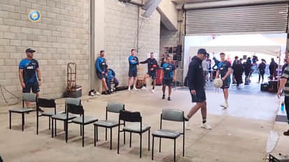 फुटवॉली का आनंद लेते खिलाड़ी