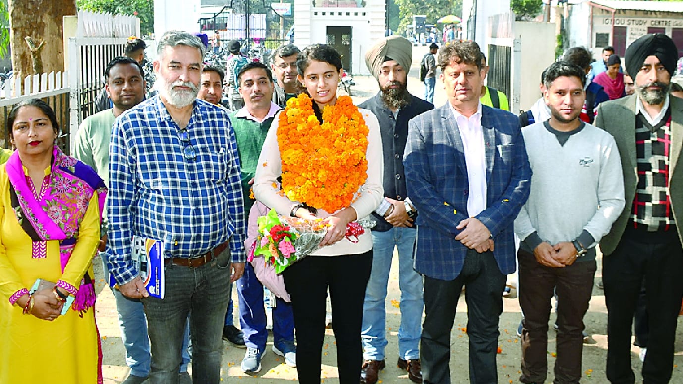 Student Tania Sharma welcomed in Kathua degree college