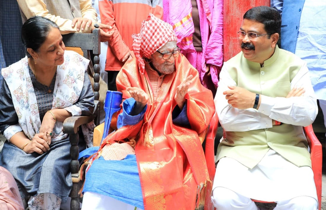 union minister Dharmendra Pradhan met nephew of great poet Subramania Bharathiyar in kashi