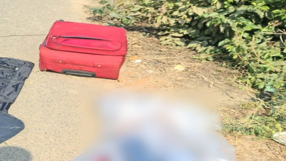 Mathura Crime News Girl Dead Body Found in Suitcase on Yamuna Expressway in Hindi