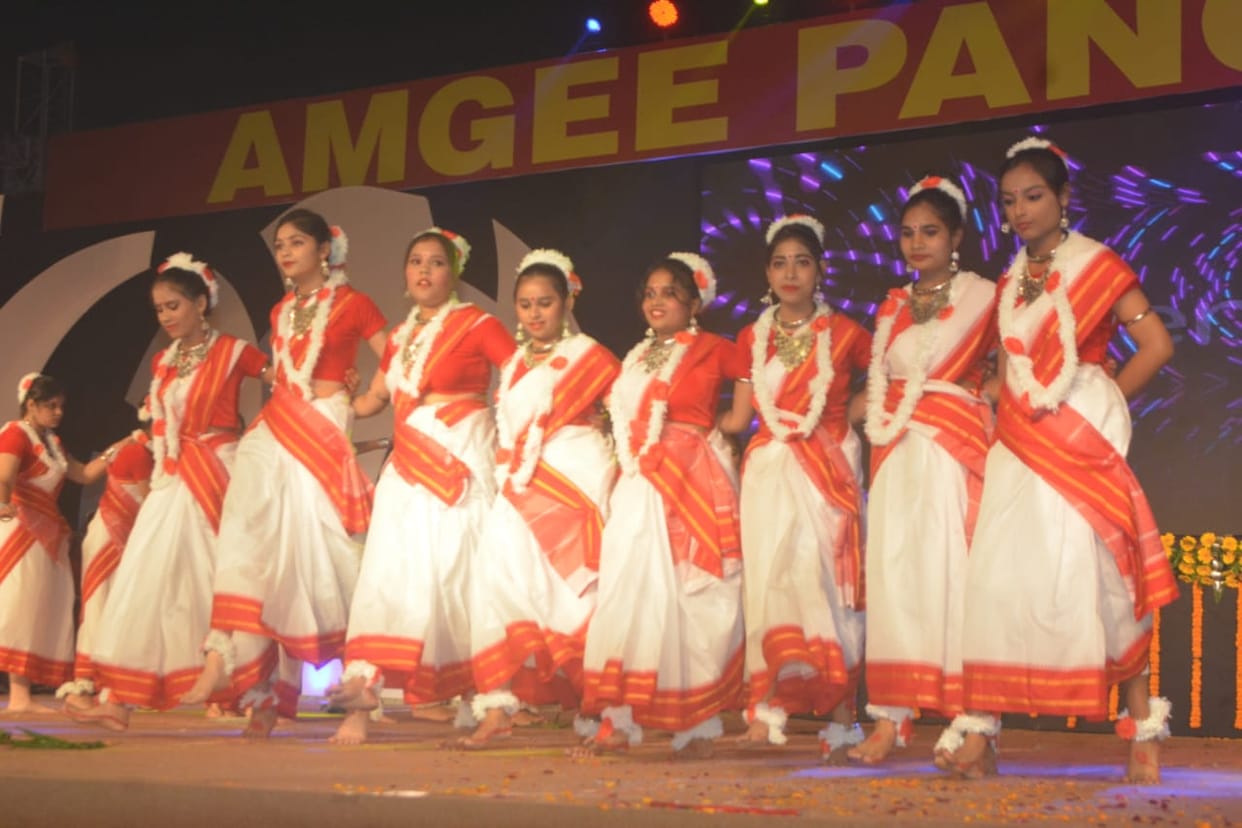 Colorful presentation spread the hue of Indian culture