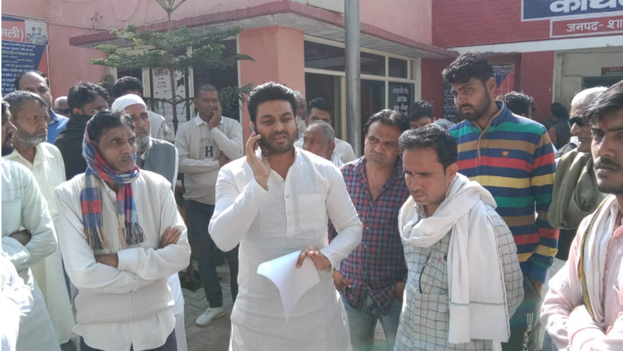 Shamli: son of MLC and former district panchayat president have ruckus in the police station