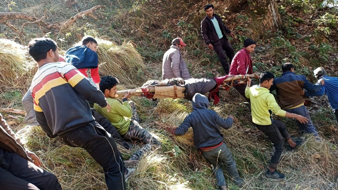 The woman who fell from the hill was brought to the village tied with sticks
