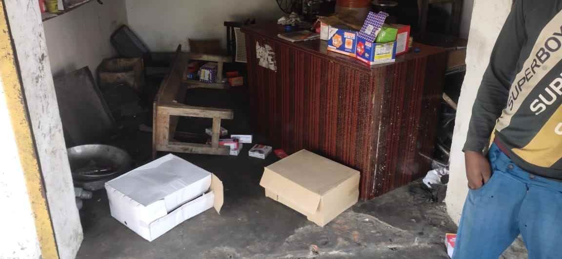 Thieves took away the goods by breaking the locks of the shops
