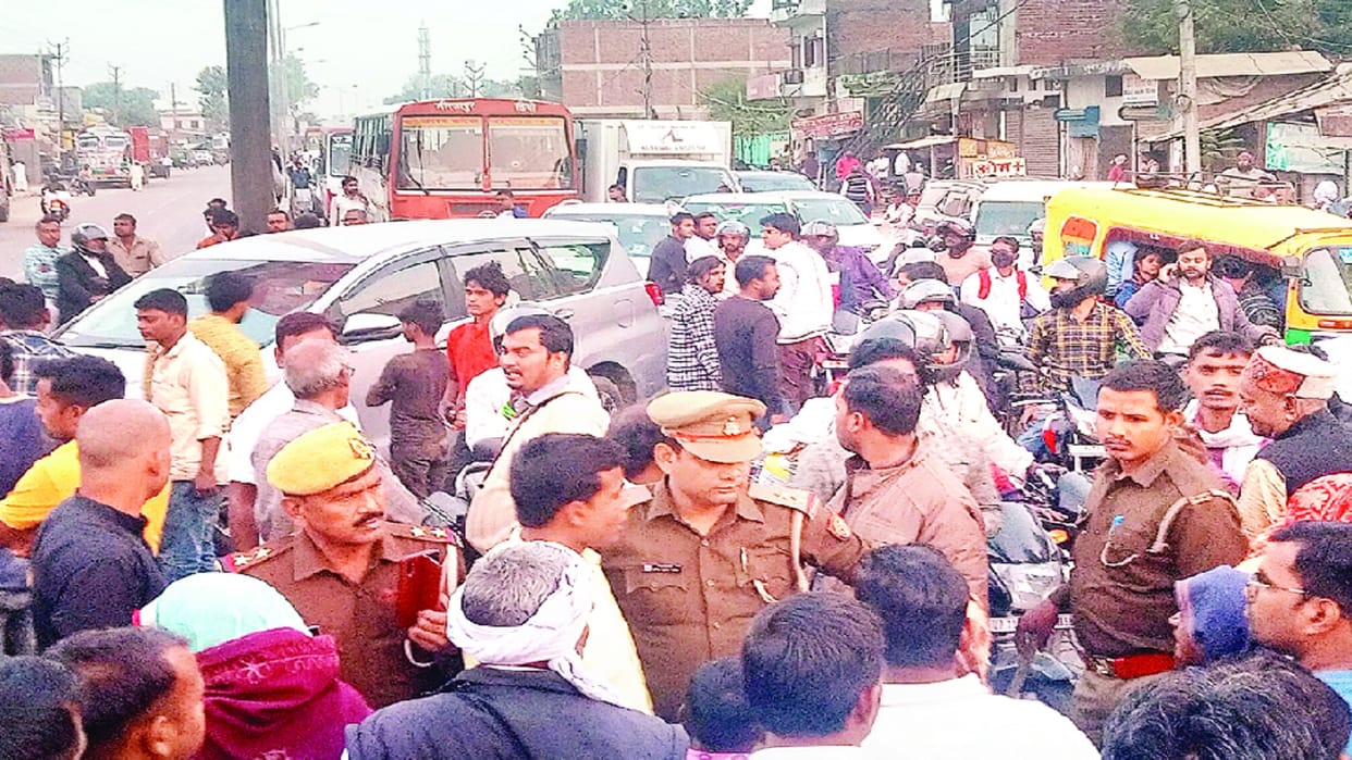 death of former Pradhan Lucknow highway jammed, long queue of vehicles