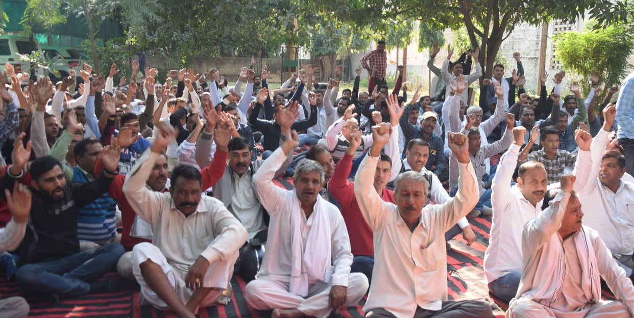 Employees burnt effigy of power minister for demands