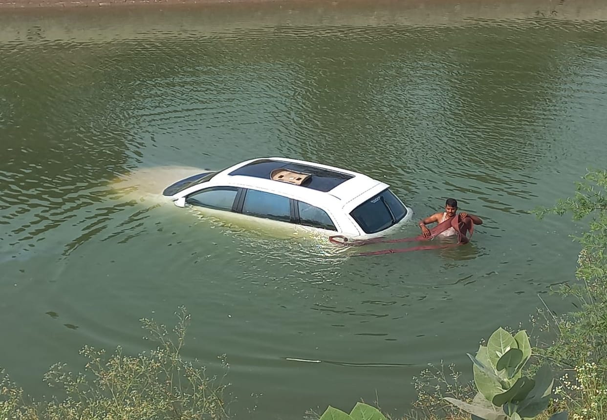 Car fell into canal, dye house owner saved life by opening window