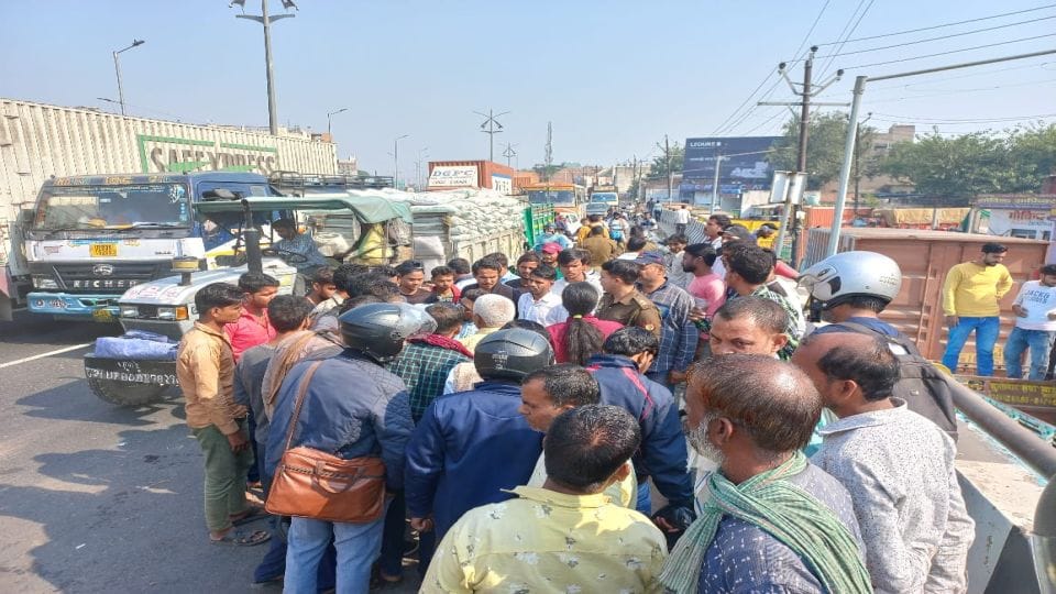 Old man dies and two girls injured due to vehicle collision on Rambagh flyover in Agra