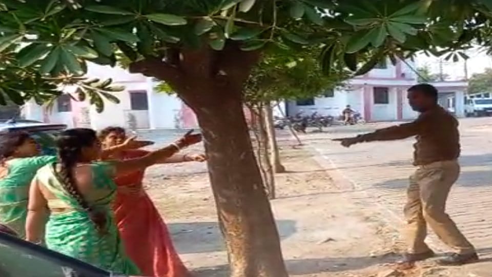 In Jhansi SSP office a constable beaten up by his wife and two sisters and laws