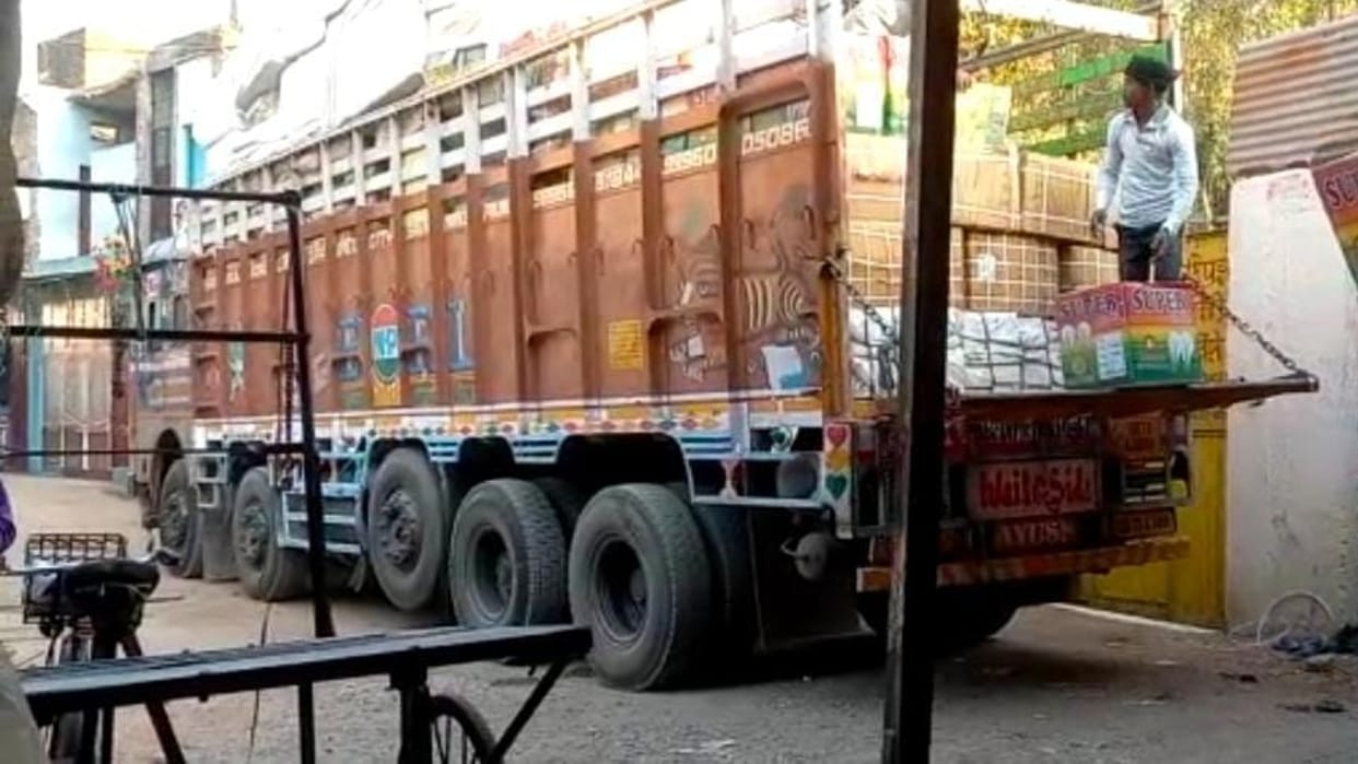 State GST team raided by stopping the moving truck fined 7.86 lakhs after seeing the raw bills in katni