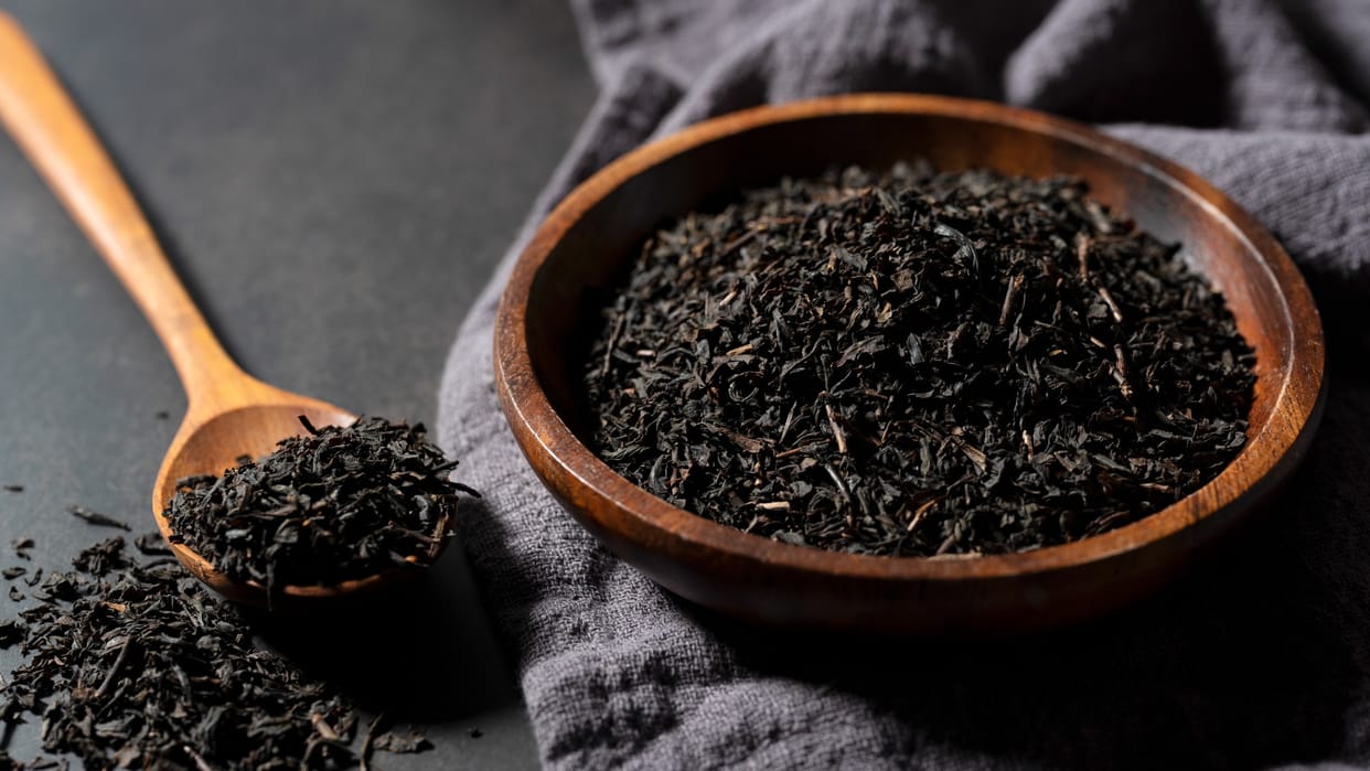 Kitchen Tips and Tricks: How to Clean Sticky Kitchen Storage Plastic Containers with Tea Leaves