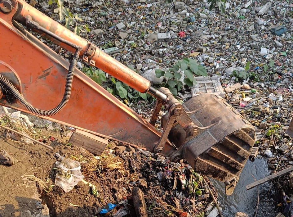 Fined two thousand for throwing garbage in Pavdhoi river