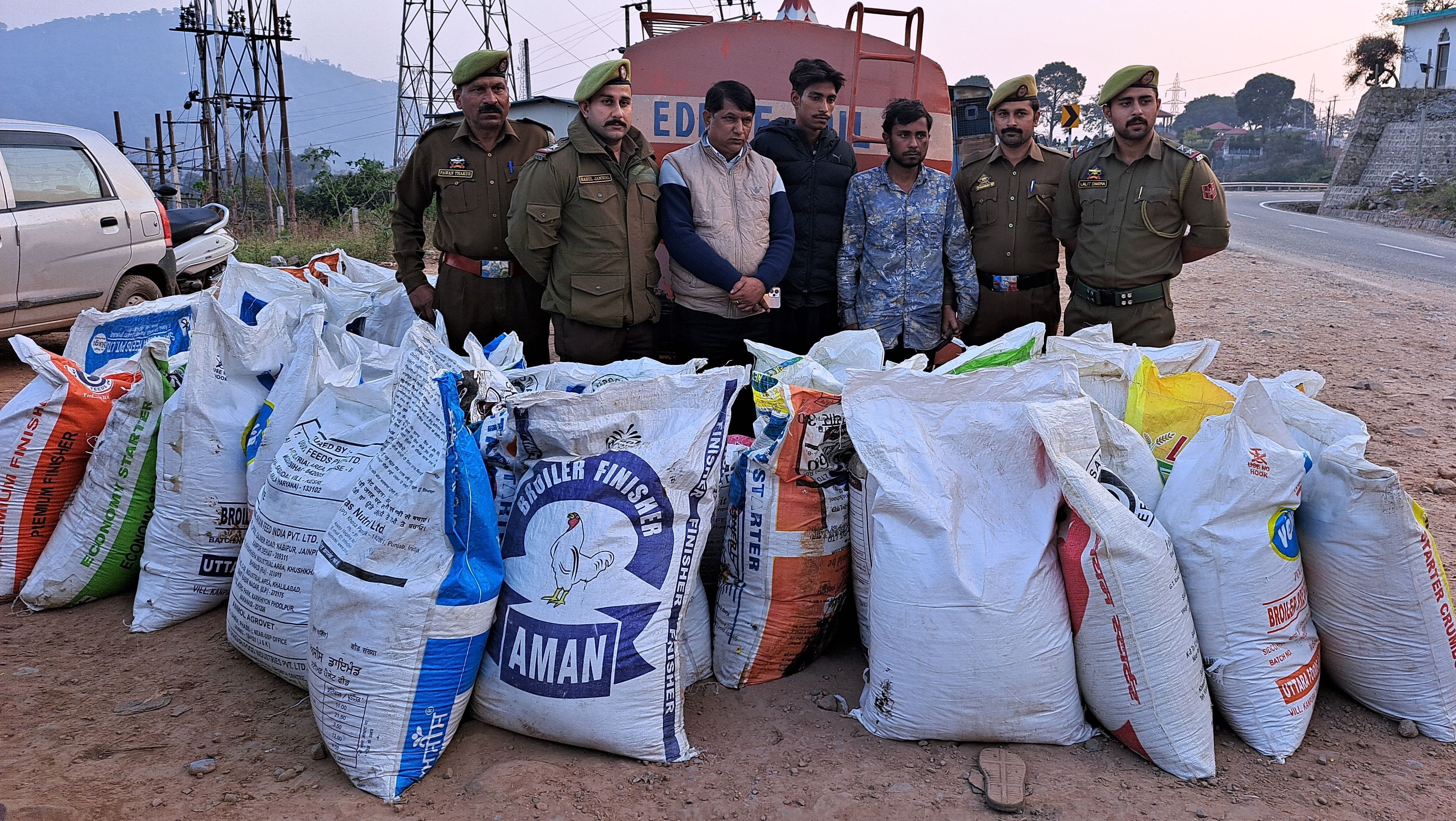 Udhampur 800 kg of husk recovered accused taking it from Srinagar to Rajasthan in a tanker