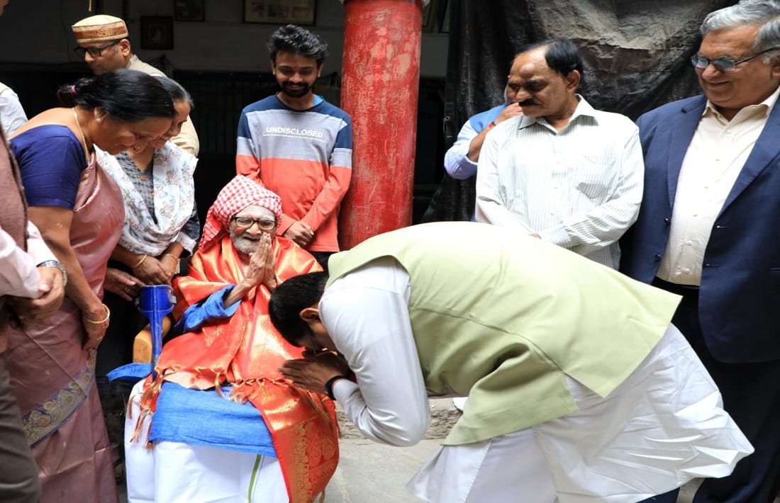 union minister Dharmendra Pradhan met nephew of great poet Subramania Bharathiyar in kashi
