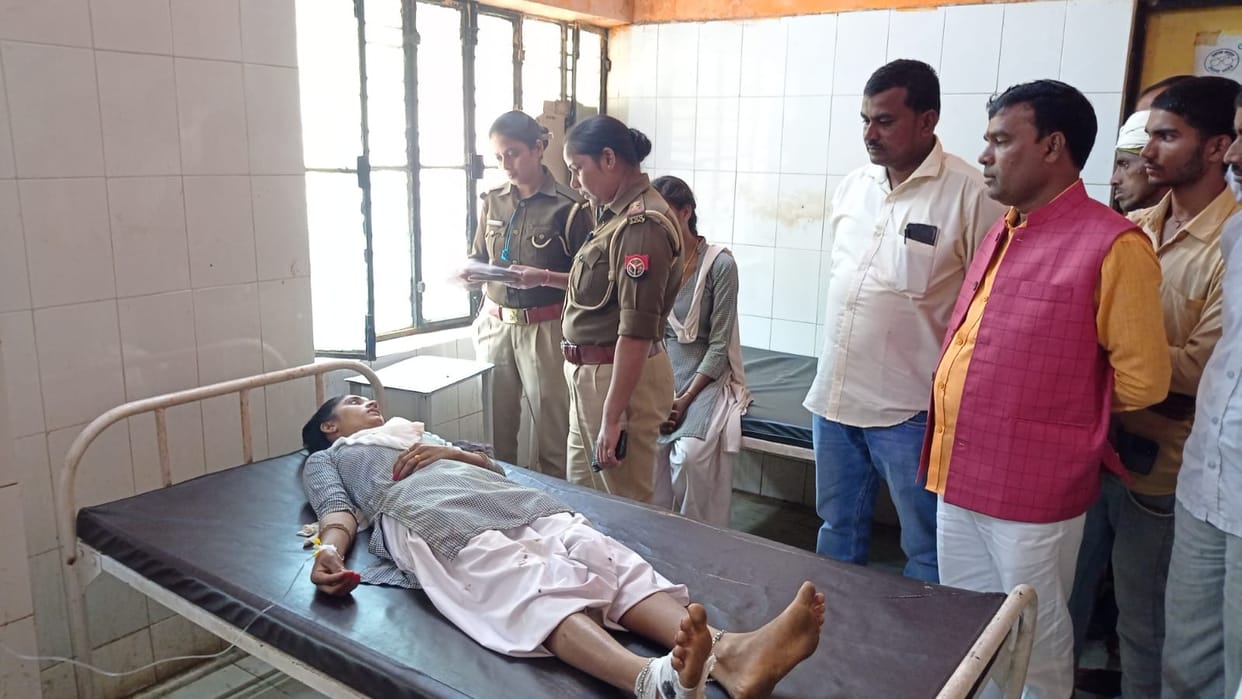 two girl students jumped from moving bus in sonbhadra driver did not brake even after speaking