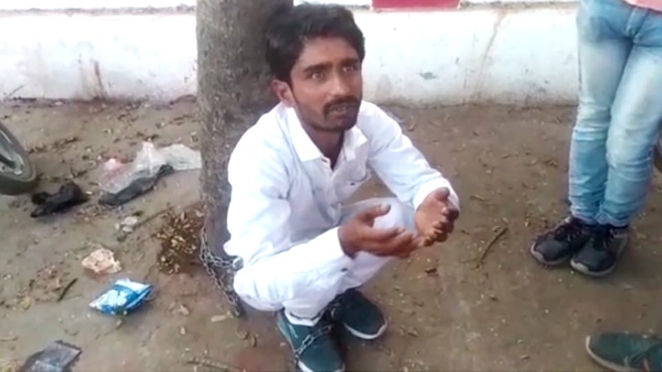 MP News: On suspicion of child theft, a young man was thrashed and tied with chains, made to do sit-ups