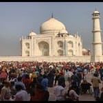 ताजमहल में पर्यटकों की भीड़