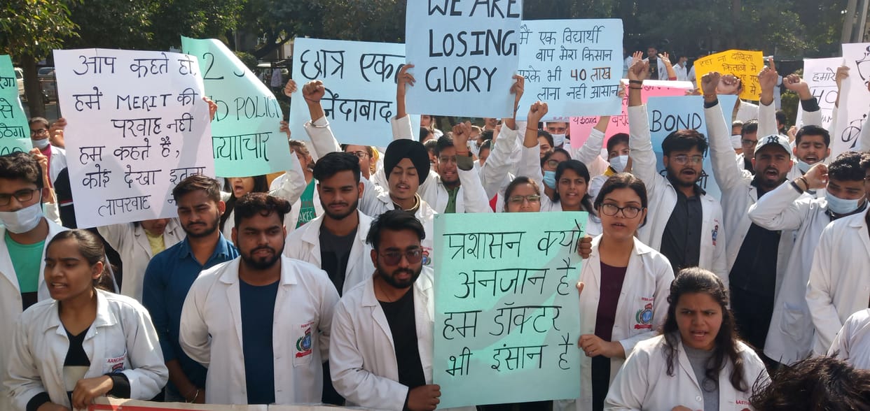 Students demonstrated at the small secretariat to cancel the bond policy