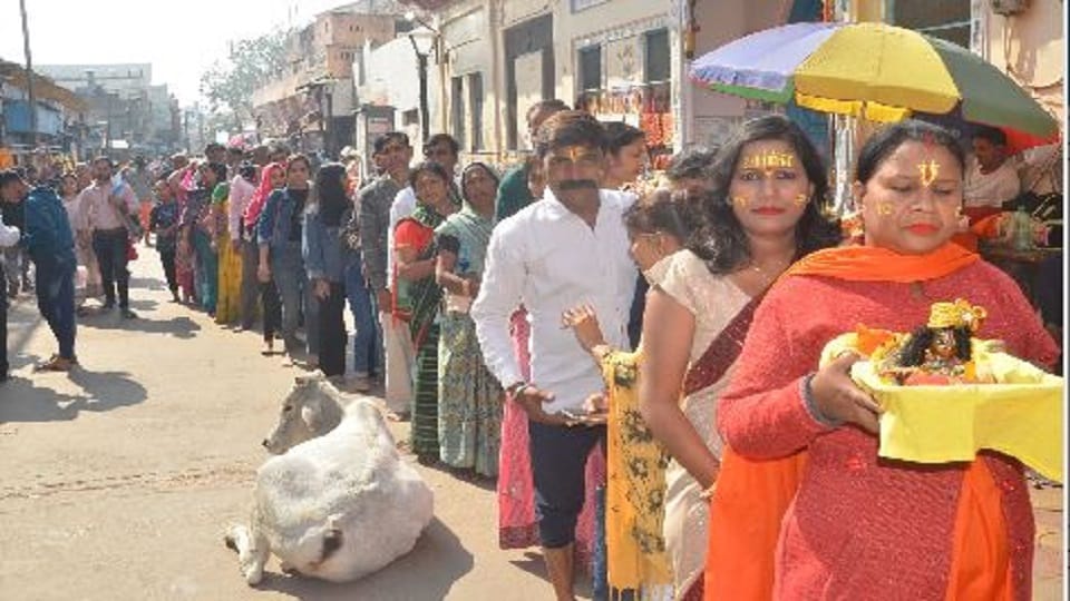 banke bihari Darshan One and a half kilometer long line for Bankebihari new system also failed