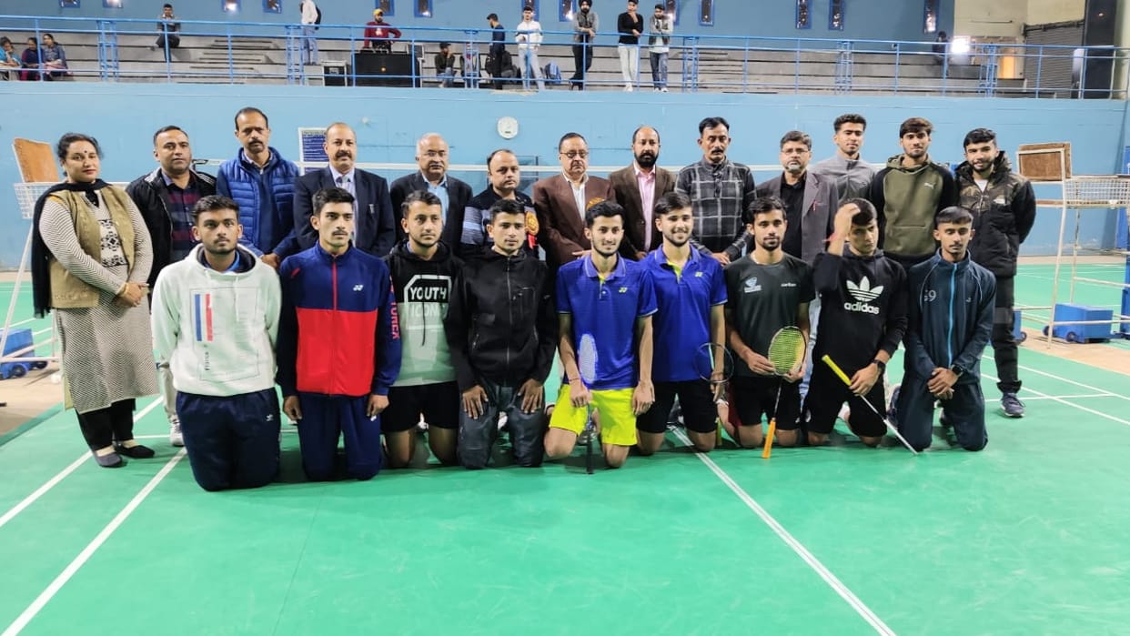 Una College defeated Sanjauli and won the Badminton trophy