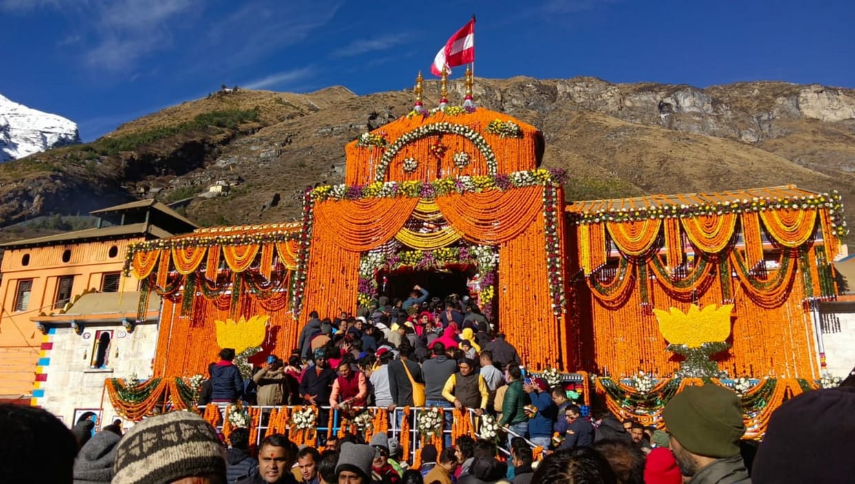 Badrinath Dham Doors closed for winter today devotees crowd See photos Uttarakhand news in hindi