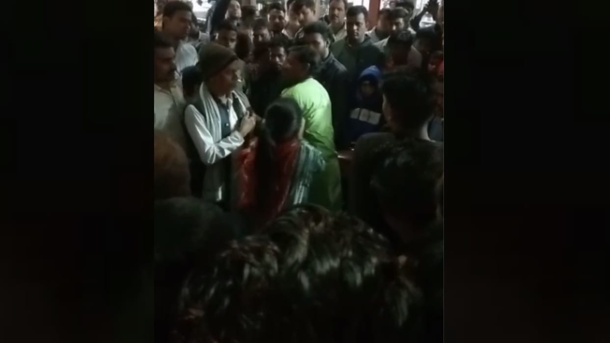 A girl beats a man on eve teasing in Balrampur.