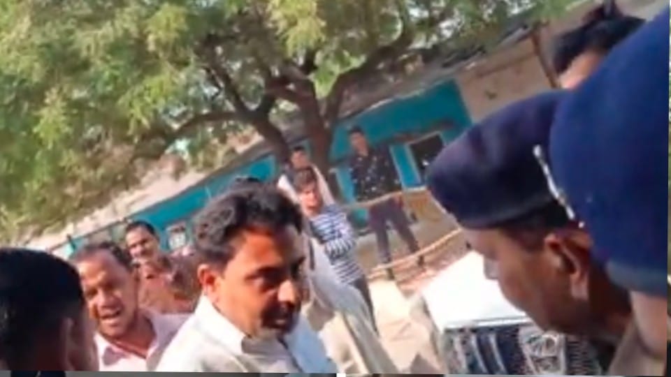 भिंड में पुलिस से बहस करते मंत्री के भतीजे भारत सिंह भदौरिया।