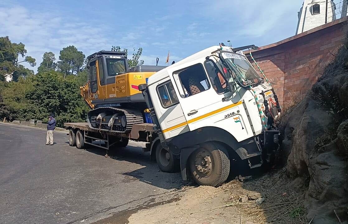 Brake failure of trolley carrying excavator machine, accident averted