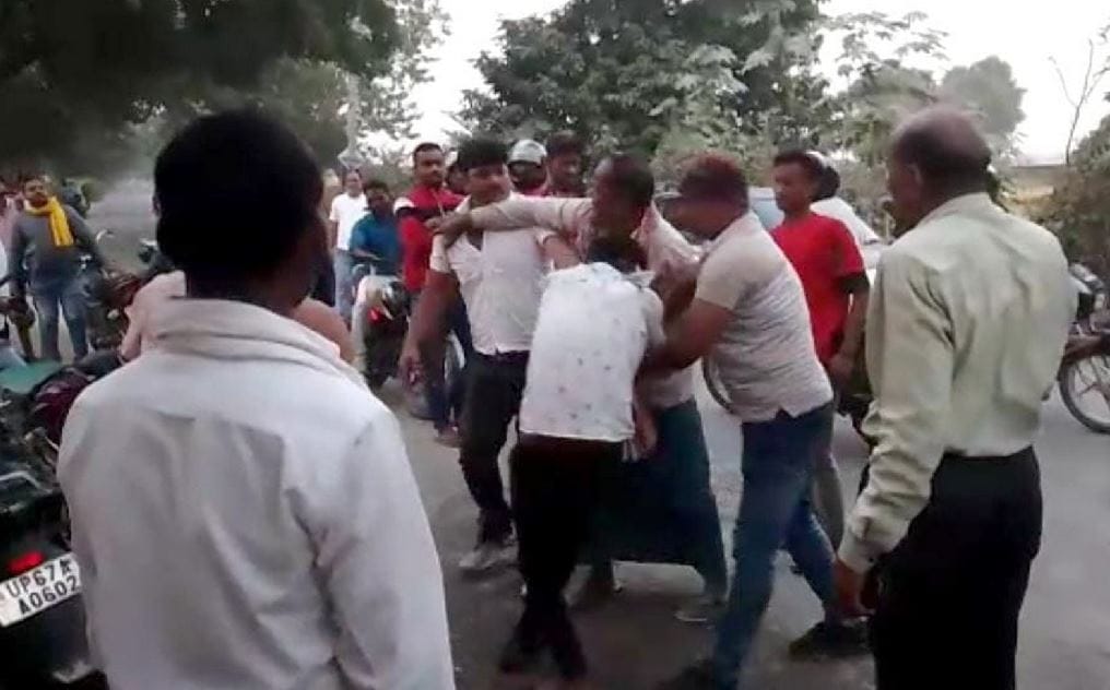 passers by thrashed Shohde who molested girl student returning from tuition in chandauli