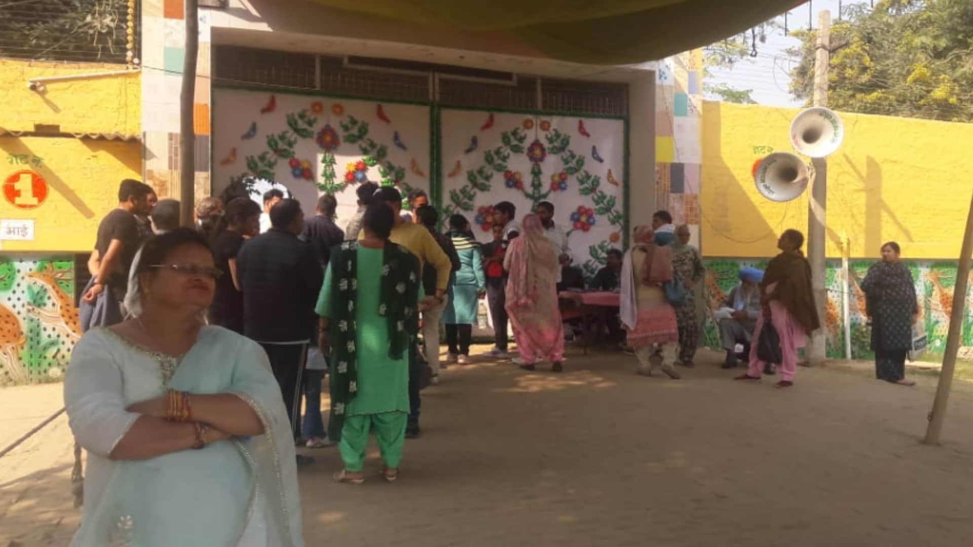 Baghpat: Violation of parole rules, huge crowd of followers gathering in Ram Rahim ashram