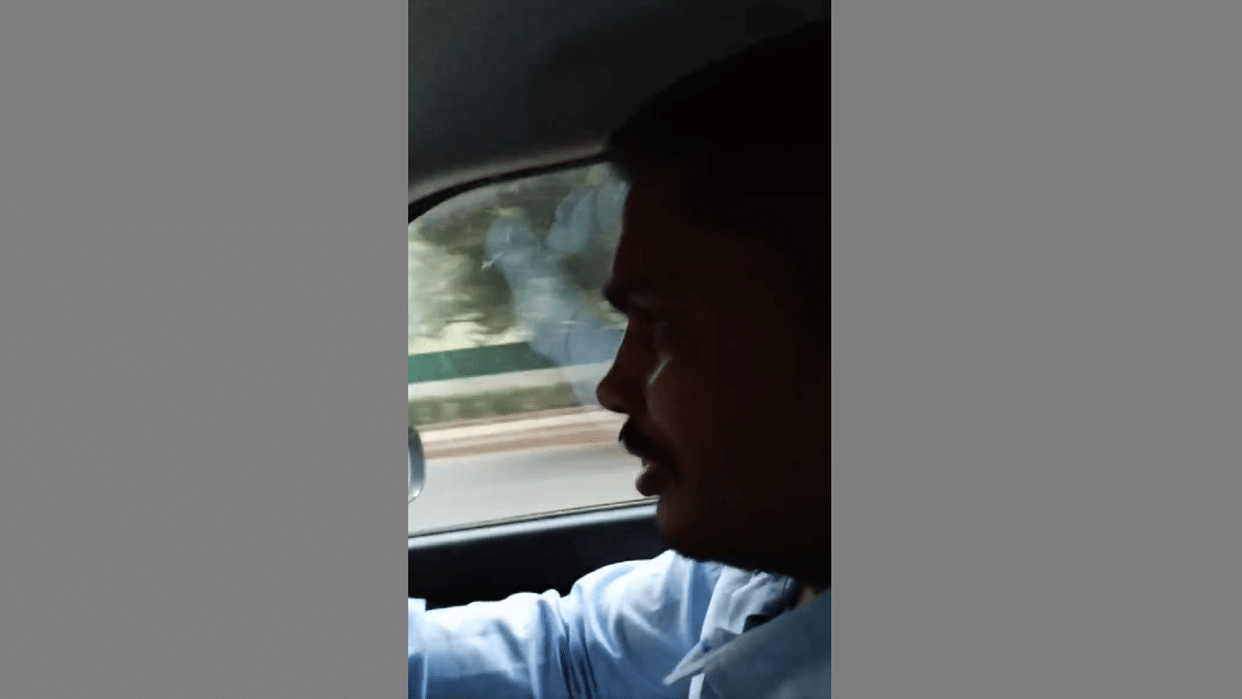 Delhi Cab Driver Viral Video Delhi cab driver speaks fluent Sanskrit with passenger news in hindi