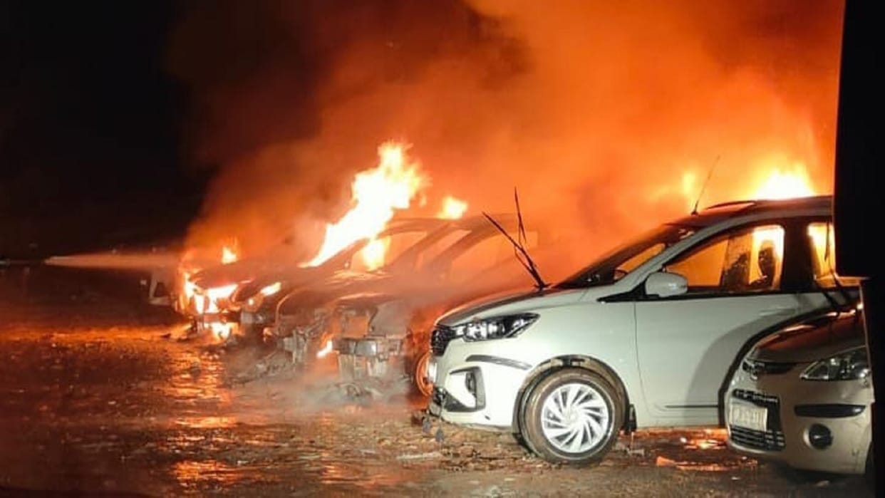 Parking lot fire in Delhi Shakarpur 15 cars burnt