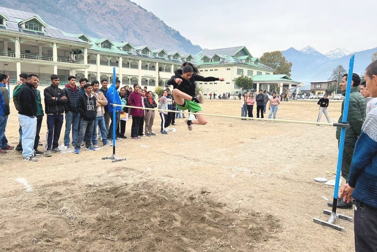 Pooja and Sunil win in 100 meter race
