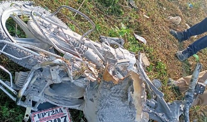Young man narrowly escaped in Jaunpur he left his bike on railway track after seeing train
