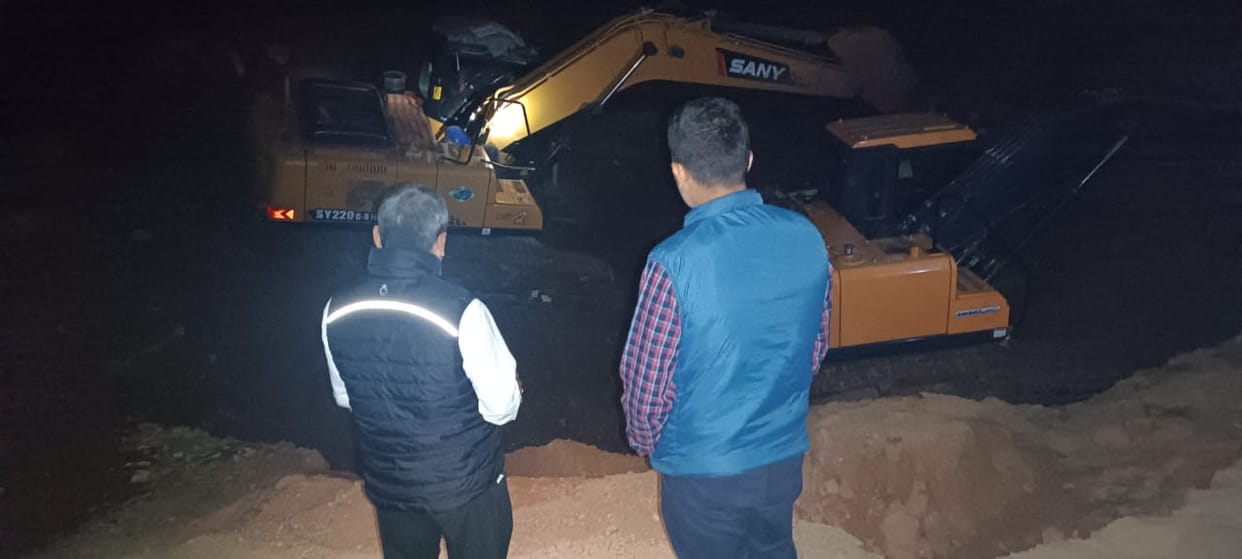 Administration remained ready overnight in Hamirpur, challan of 48 trucks and 18 machines seized