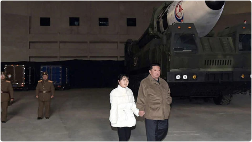 North Korea Kim Jong Un introduced Daughter to the world during missile launch News in hindi