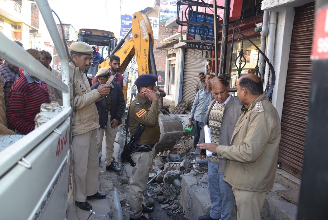 Yellow paw on encroachment at Hamirpur's Nadaun Chowk
