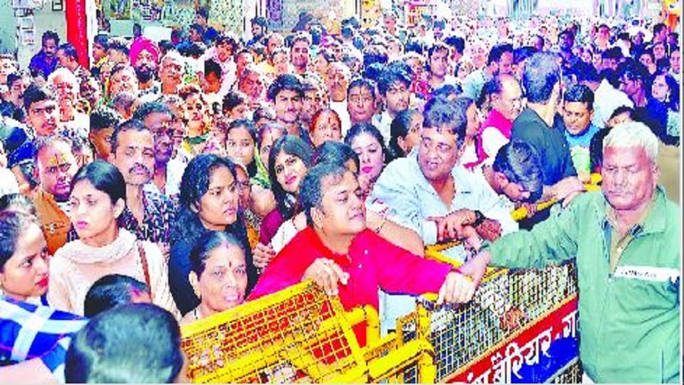 banke bihari Darshan One and a half kilometer long line for Bankebihari new system also failed