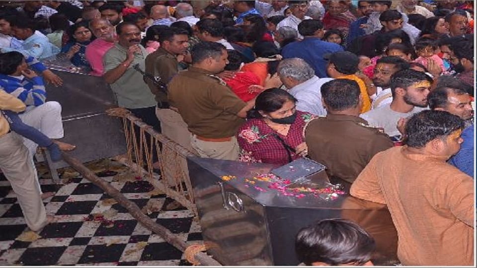 banke bihari Darshan One and a half kilometer long line for Bankebihari new system also failed