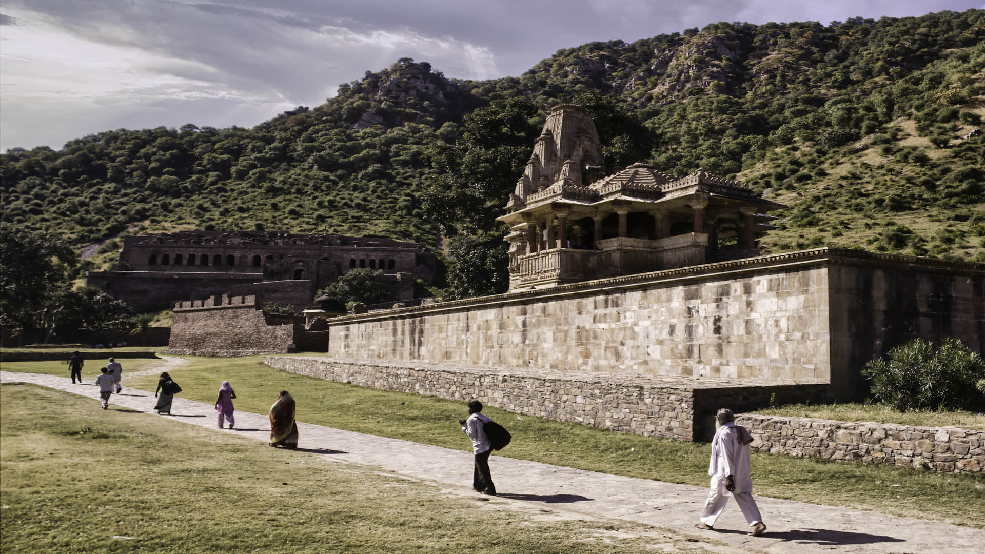 Most Mysterious And Haunted Ruins Of World Know Real Life Ghost Stories In Hindi