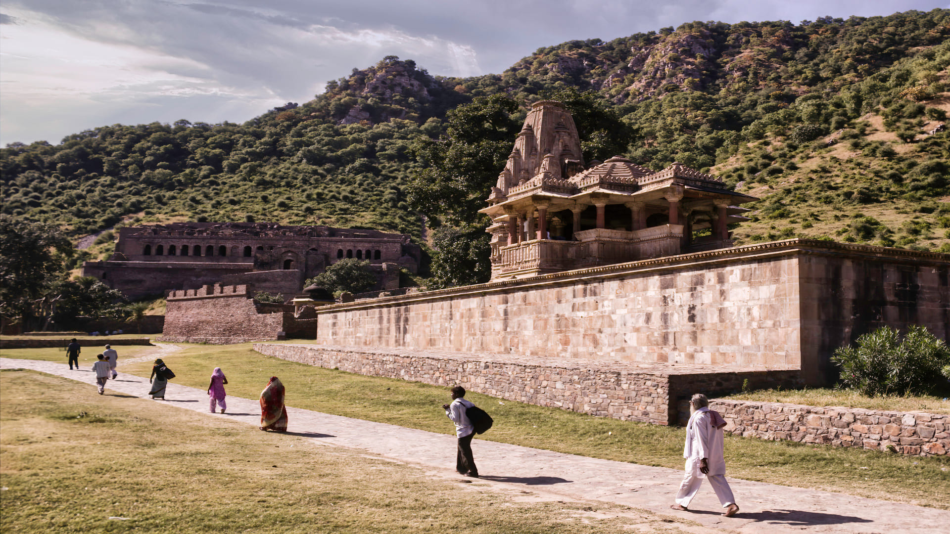 Most Mysterious And Haunted Ruins Of World Know Real Life Ghost Stories In Hindi