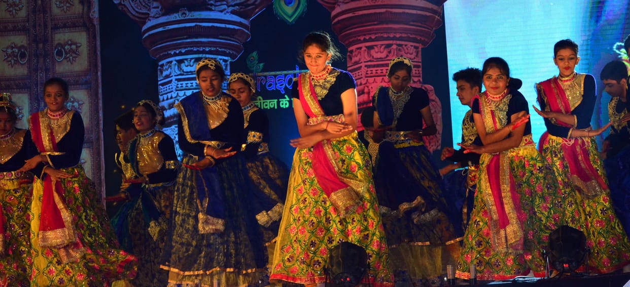 Children scattered colors in Rangotsav