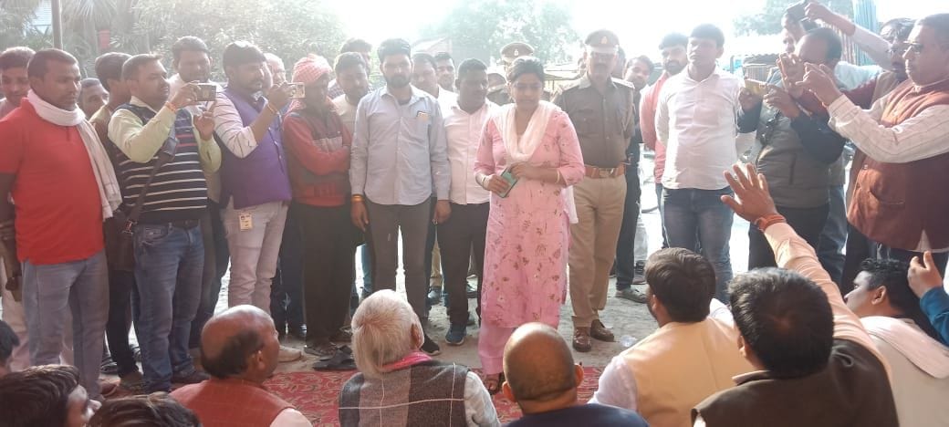 Pradhan protesting by locking the block gate