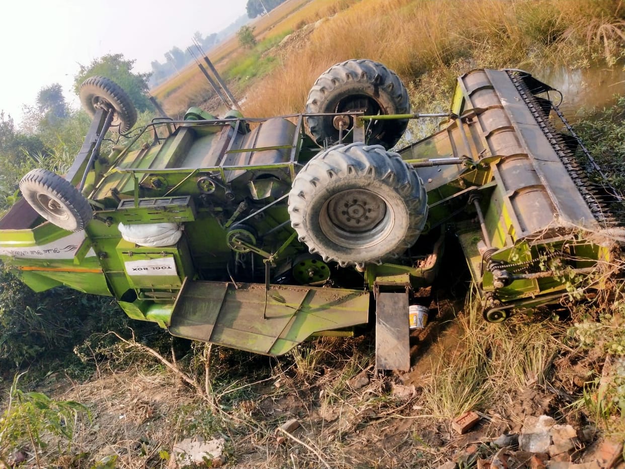 Harvester overturned while landing in the field, driver killed